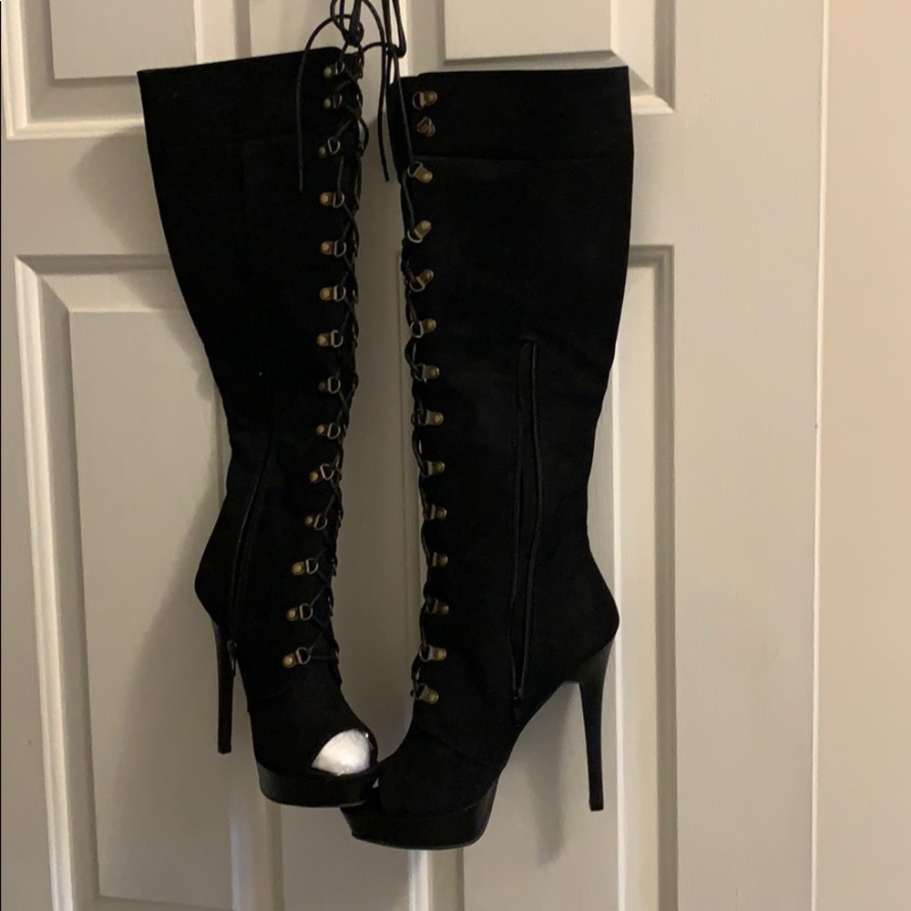 Platform black boots